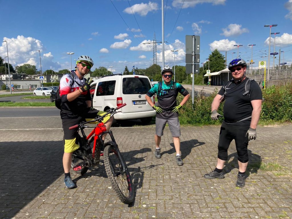 Dank Dornenbusch, Brennesel und Co, sind jetzt auch „Schmiddi“ und „der Beckmann“ FROH…!!!🤣