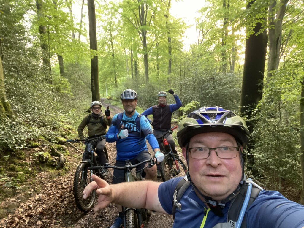 (Monday) – Tuesday (?) Bike Routine: Matschig & Patschig durch den Wald!