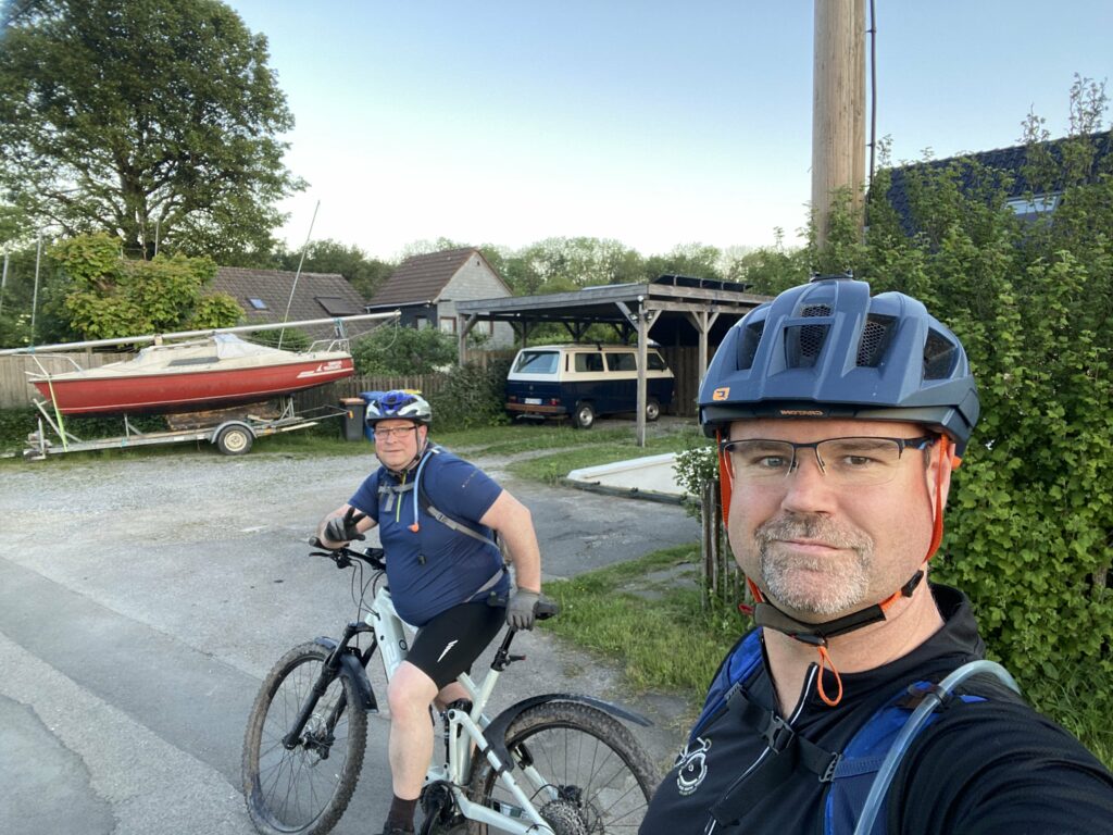 (Monday) – Tuesday (?) Bike Routine: Über Stock & über Stein durch die Hood